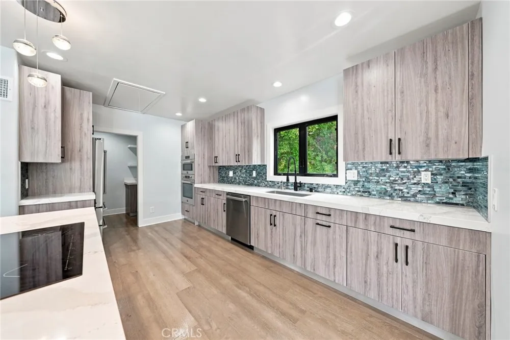 6002 Graciosa Los Angeles, CA 90068