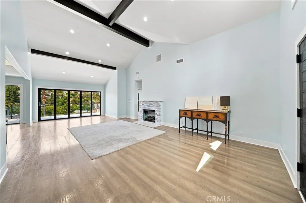 6002 Graciosa Los Angeles, CA 90068