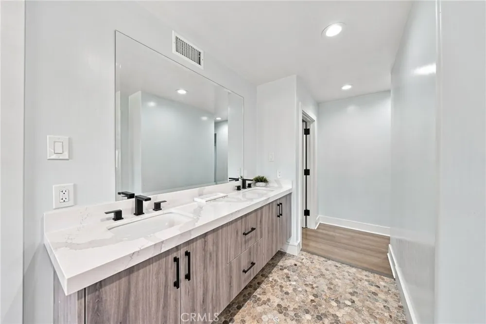 6002 Graciosa Los Angeles, CA 90068