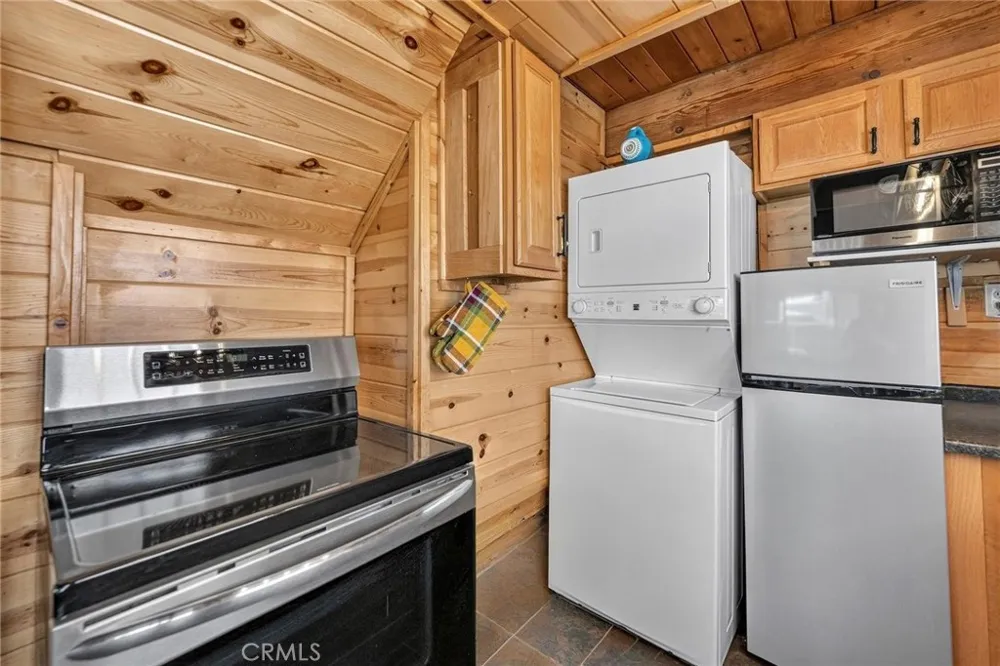 2418 Fir Running Springs, CA 92382