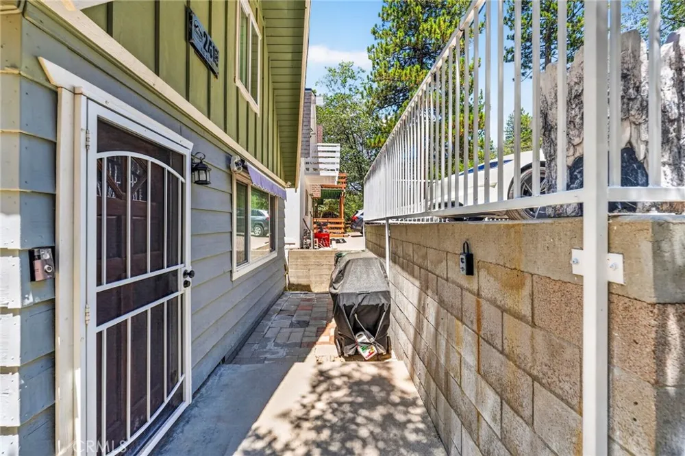 2418 Fir Running Springs, CA 92382