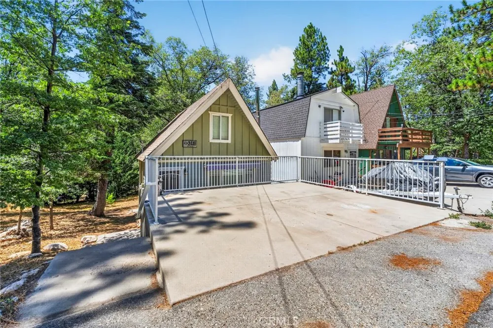 2418 Fir Running Springs, CA 92382