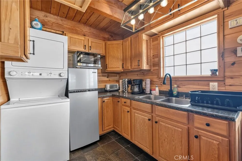 2418 Fir Running Springs, CA 92382