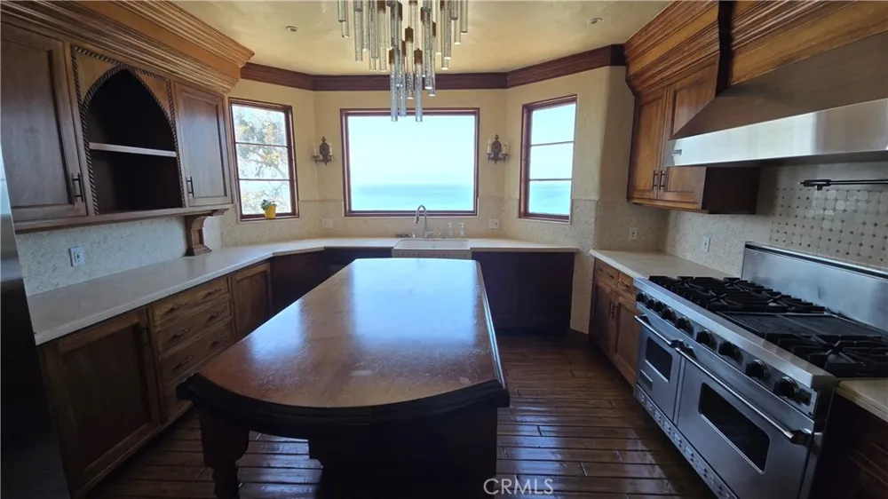 17501 Castellammare Pacific Palisades, CA 90272