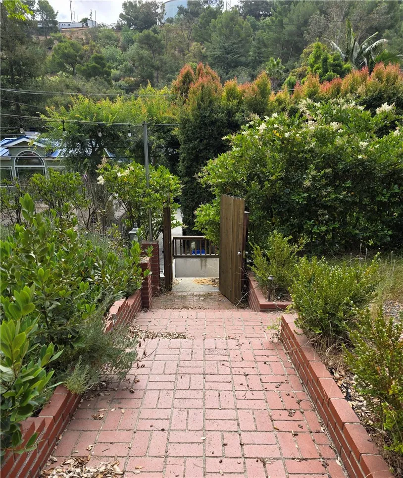 8709 Lookout Mountain Los Angeles, CA 90046