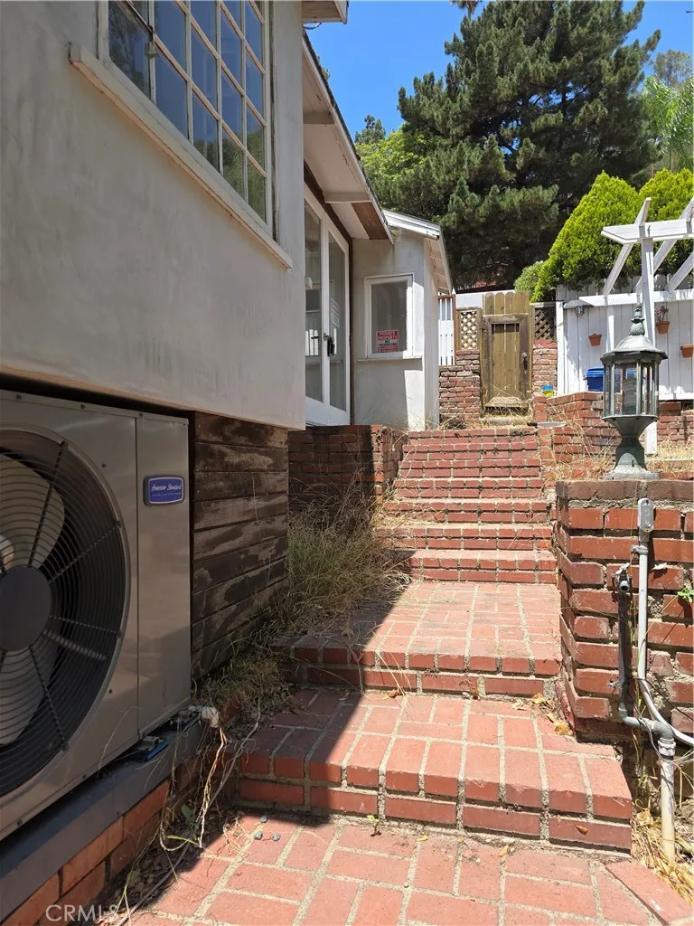 8709 Lookout Mountain Los Angeles, CA 90046