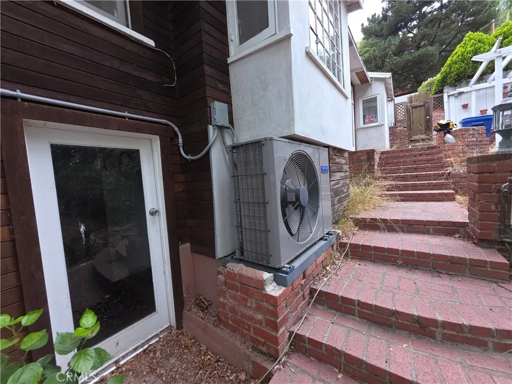 8709 Lookout Mountain Los Angeles, CA 90046