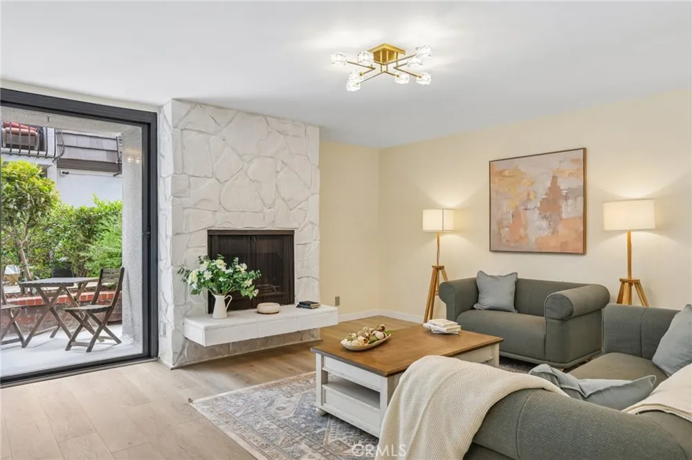 8105 Redlands Street #107 Playa del Rey, CA 90293