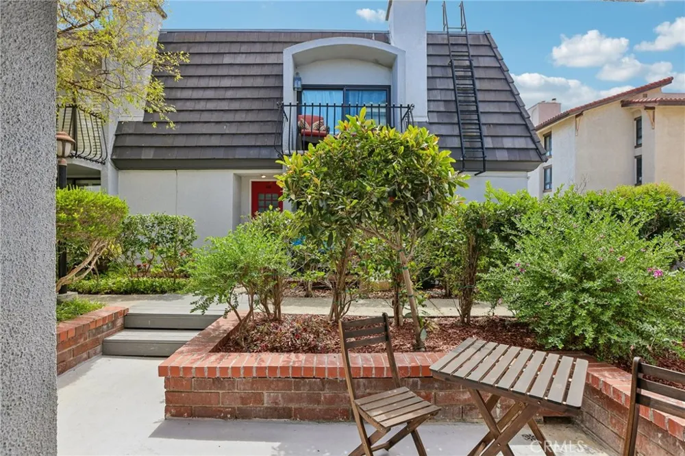 8105 Redlands Street #107 Playa del Rey, CA 90293