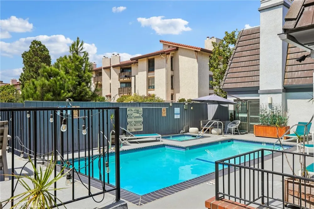 8105 Redlands Street #107 Playa del Rey, CA 90293