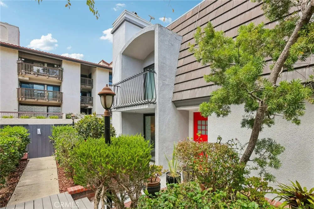 8105 Redlands Street #107 Playa del Rey, CA 90293