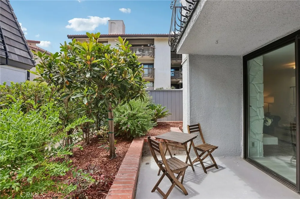 8105 Redlands Street #107 Playa del Rey, CA 90293