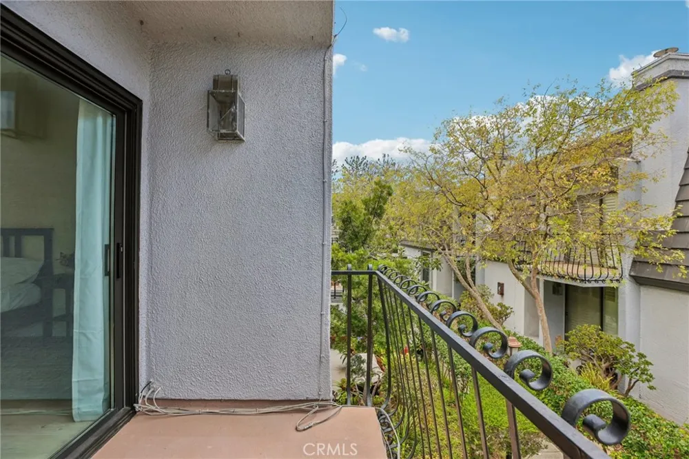 8105 Redlands Street #107 Playa del Rey, CA 90293