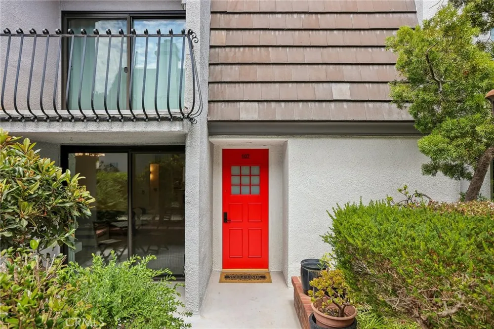 8105 Redlands Street #107 Playa del Rey, CA 90293