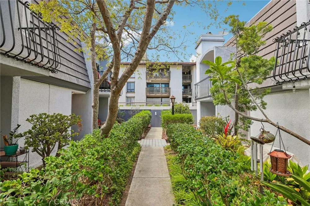 8105 Redlands Street #107 Playa del Rey, CA 90293