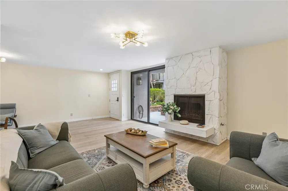 8105 Redlands Street #107 Playa del Rey, CA 90293