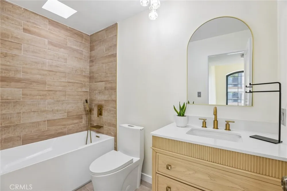 8105 Redlands Street #107 Playa del Rey, CA 90293