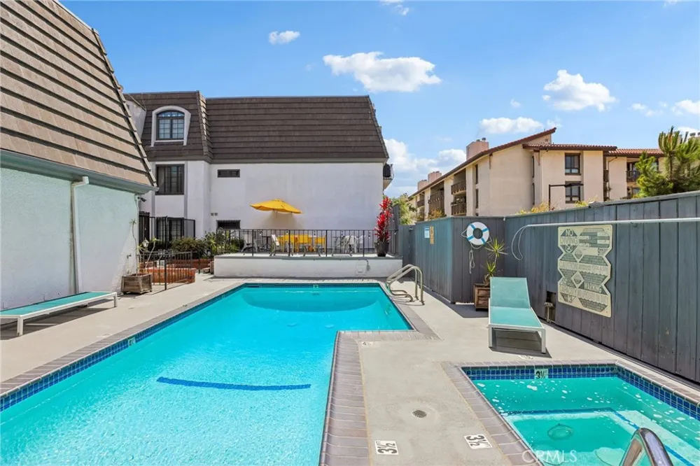 8105 Redlands Street #107 Playa del Rey, CA 90293