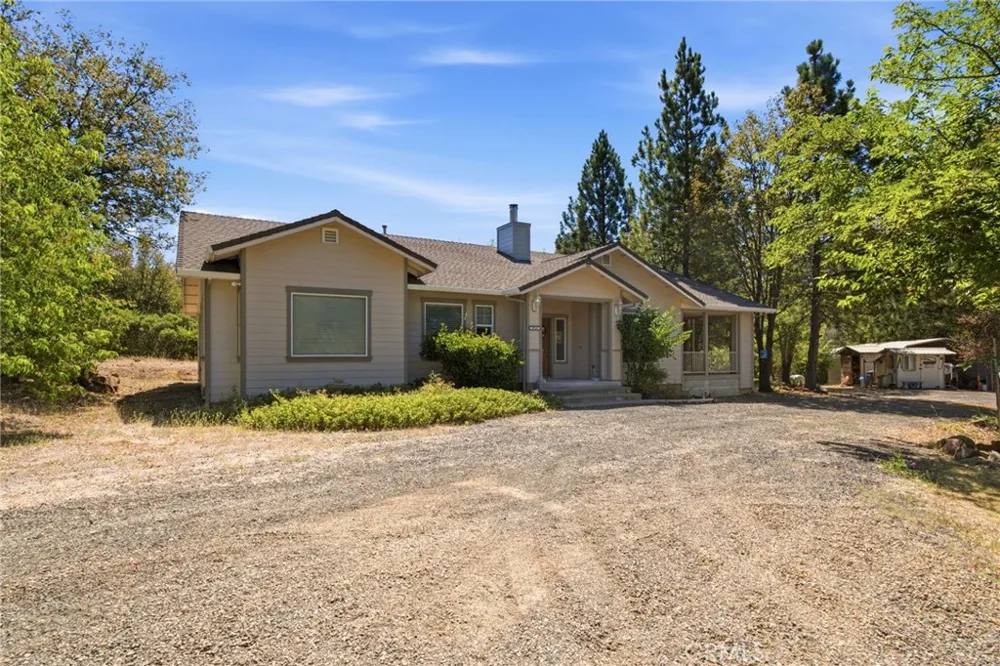 29529 CA 299 East Round Mountain, CA 96065
