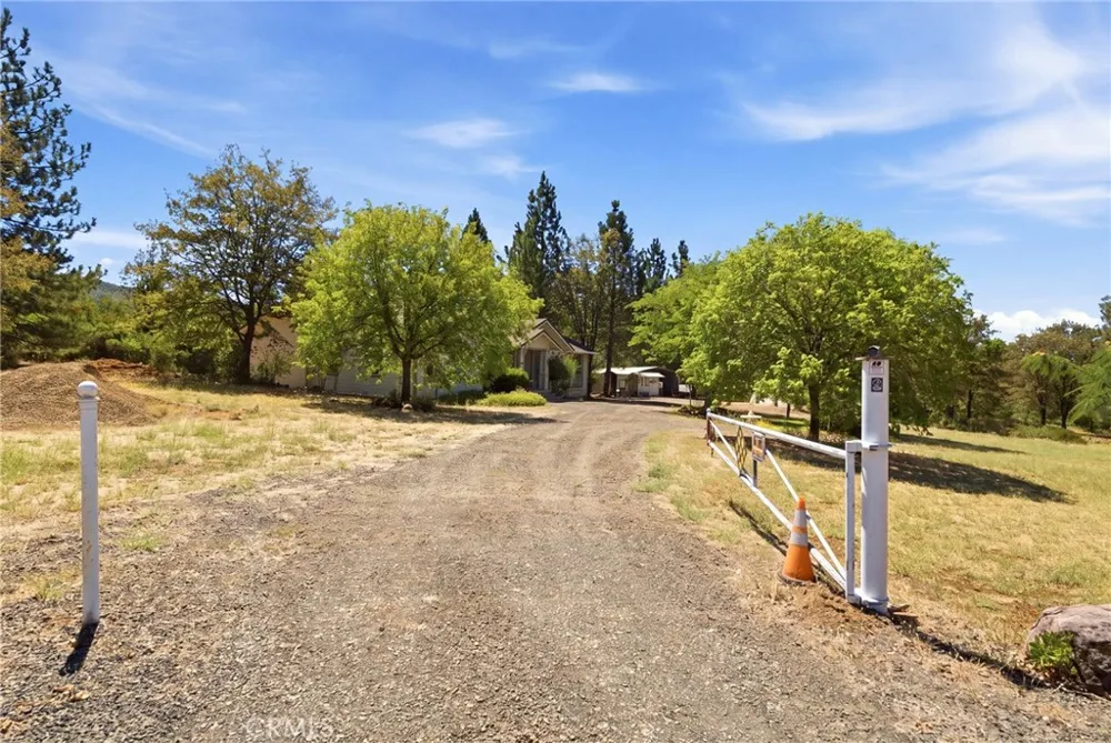 29529 CA 299 East Round Mountain, CA 96065