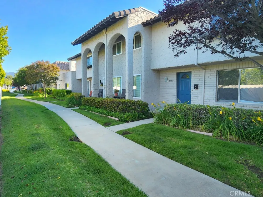 24223 La Glorita Circle Newhall, CA 91321