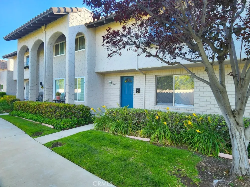 24223 La Glorita Circle Newhall, CA 91321
