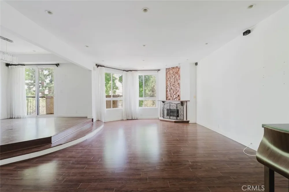 5333 Zelzah Avenue #203 Encino, CA 91316