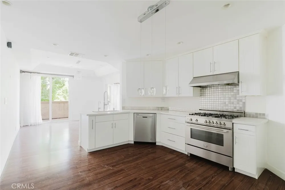 5333 Zelzah Avenue #203 Encino, CA 91316