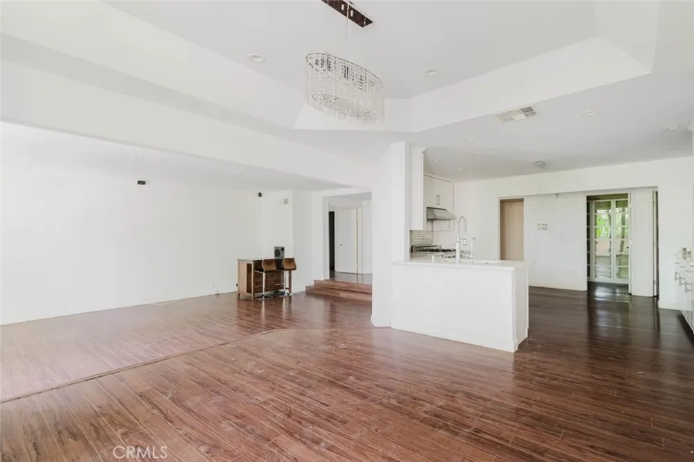 5333 Zelzah Avenue #203 Encino, CA 91316