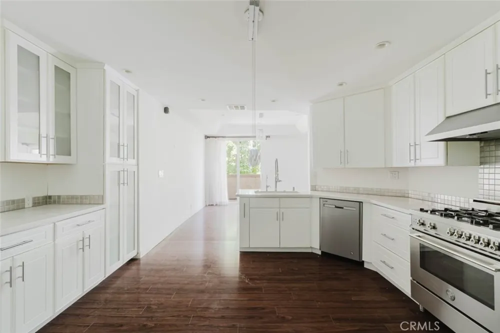 5333 Zelzah Avenue #203 Encino, CA 91316