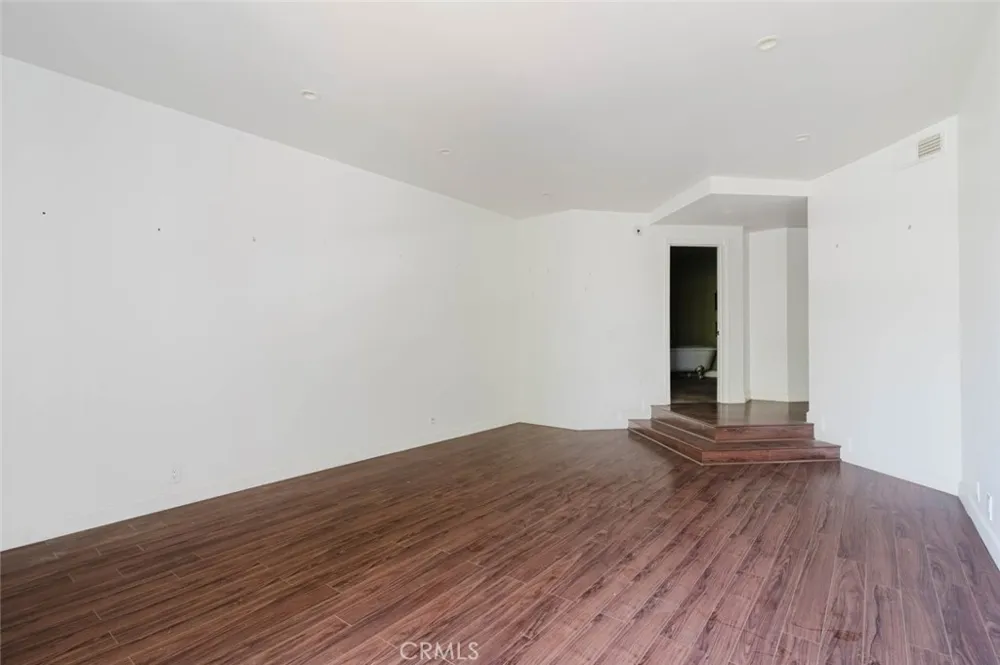 5333 Zelzah Avenue #203 Encino, CA 91316