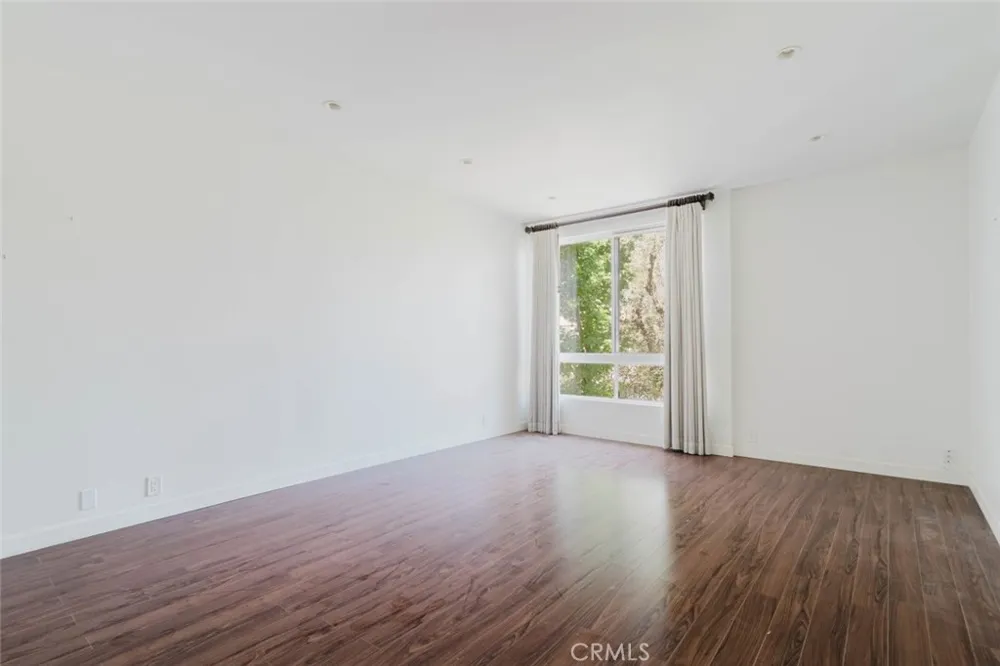 5333 Zelzah Avenue #203 Encino, CA 91316