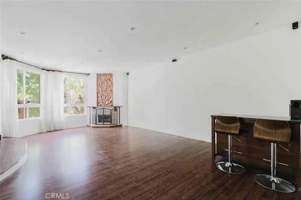 5333 Zelzah Avenue #203 Encino, CA 91316