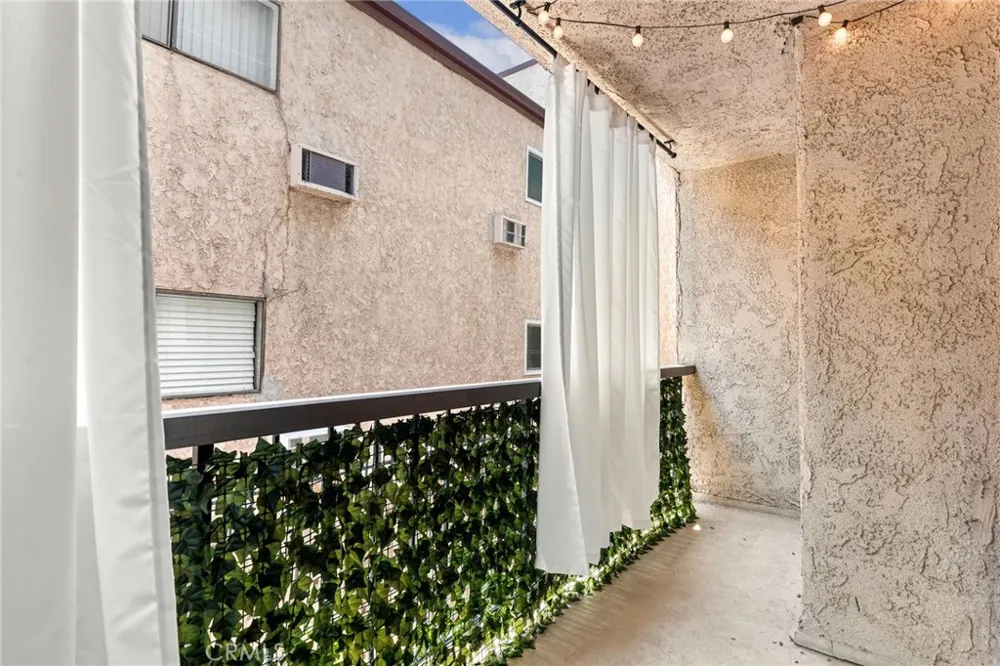 14159 Riverside Drive #103 Sherman Oaks, CA 91423