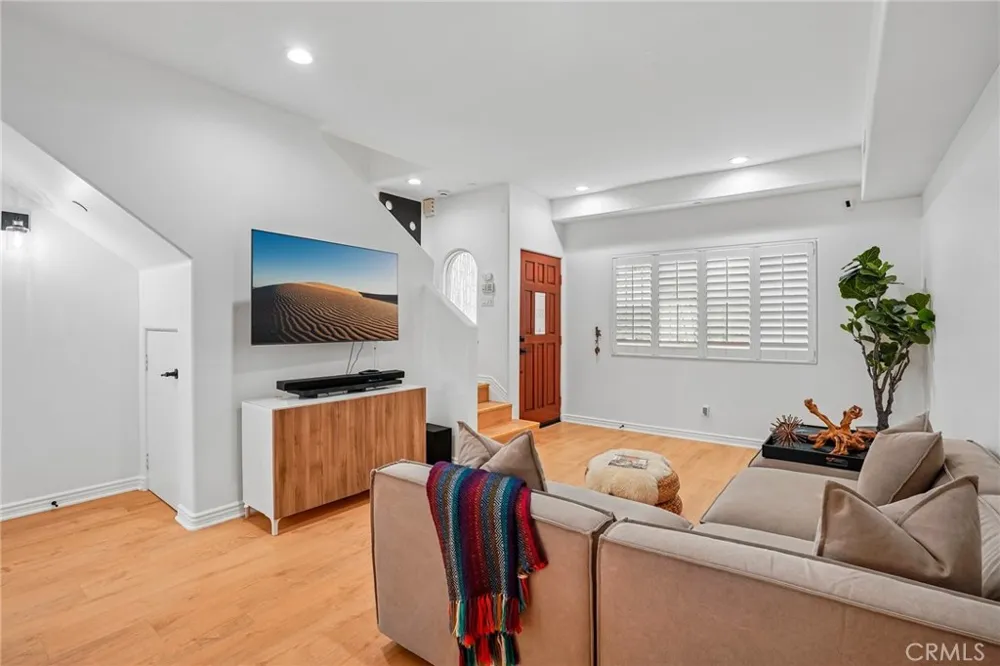 1536 Hi Point Street #103 Los Angeles, CA 90035