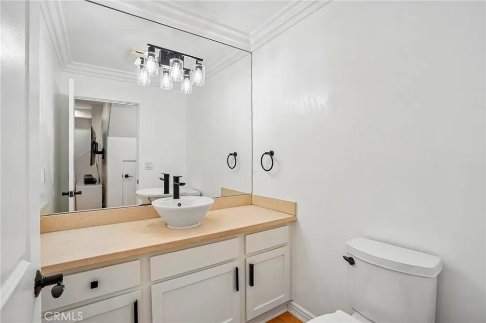 1536 Hi Point Street #103 Los Angeles, CA 90035