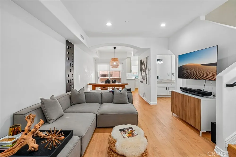 1536 Hi Point Street #103 Los Angeles, CA 90035