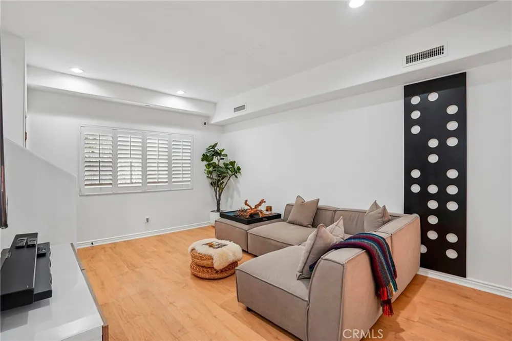 1536 Hi Point Street #103 Los Angeles, CA 90035