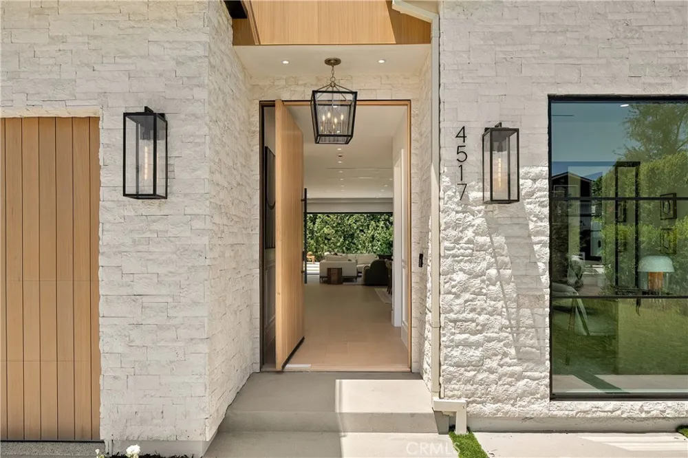 4517 Longridge Avenue Sherman Oaks, CA 91423
