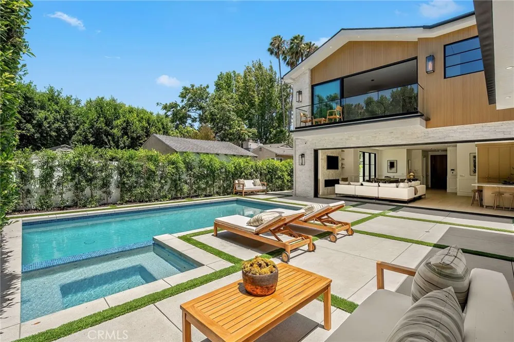 4517 Longridge Avenue Sherman Oaks, CA 91423