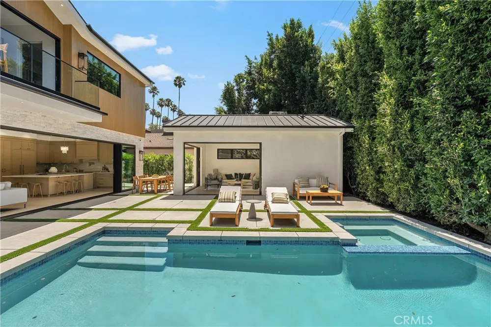 4517 Longridge Avenue Sherman Oaks, CA 91423