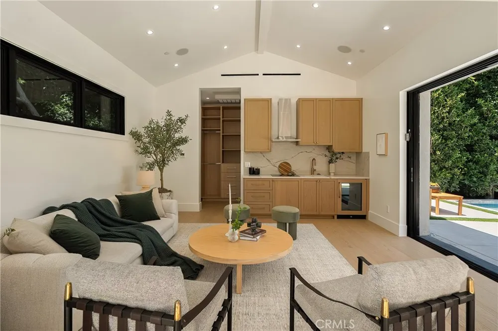4517 Longridge Avenue Sherman Oaks, CA 91423