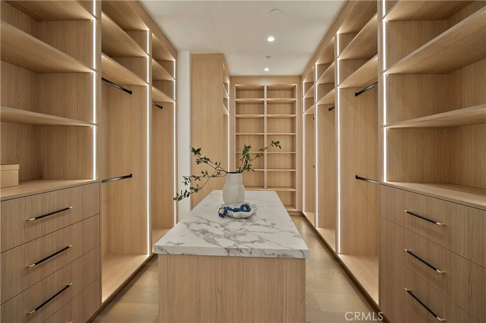4517 Longridge Avenue Sherman Oaks, CA 91423