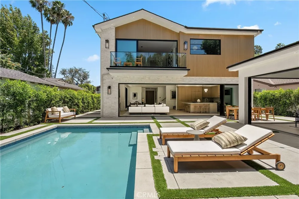 4517 Longridge Avenue Sherman Oaks, CA 91423