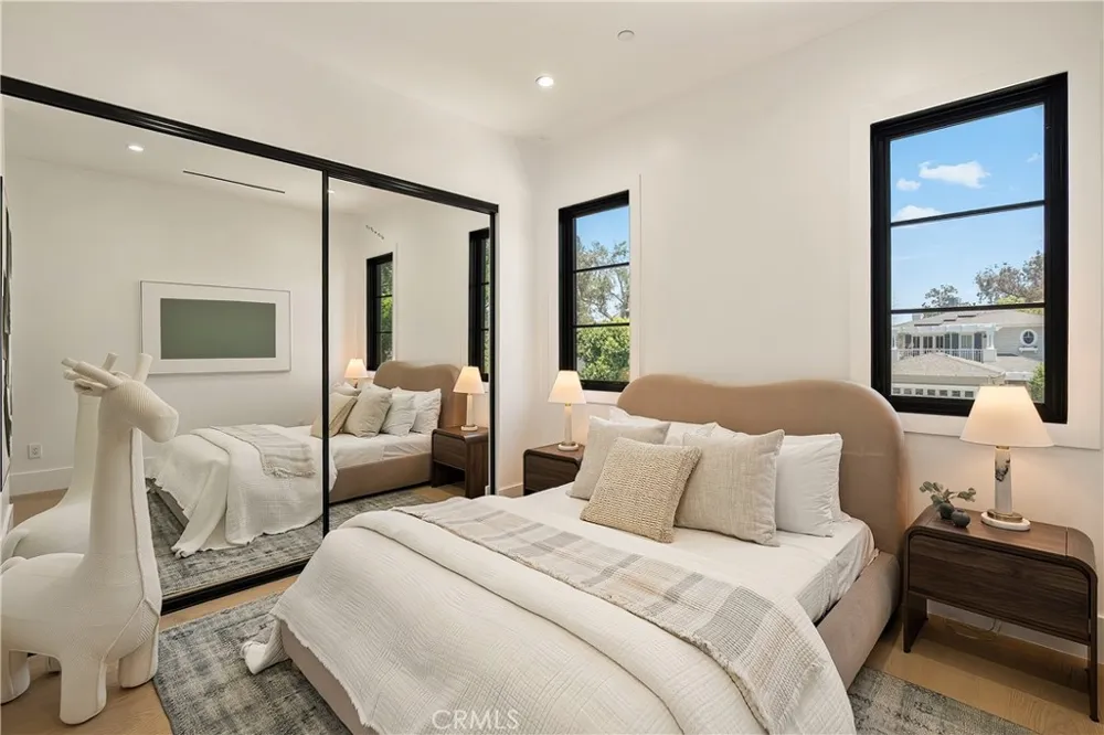 4517 Longridge Avenue Sherman Oaks, CA 91423