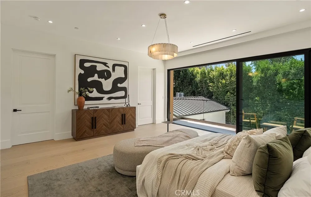 4517 Longridge Avenue Sherman Oaks, CA 91423