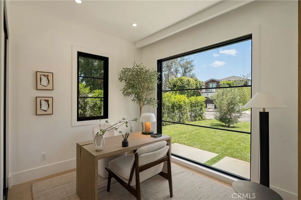 4517 Longridge Avenue Sherman Oaks, CA 91423