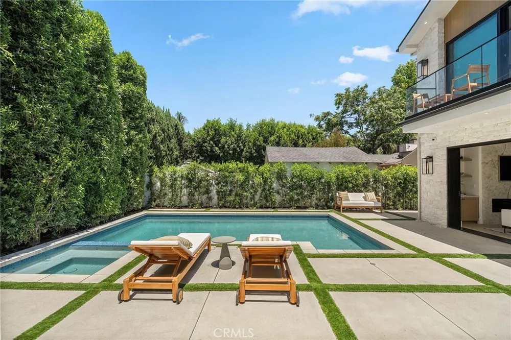 4517 Longridge Avenue Sherman Oaks, CA 91423