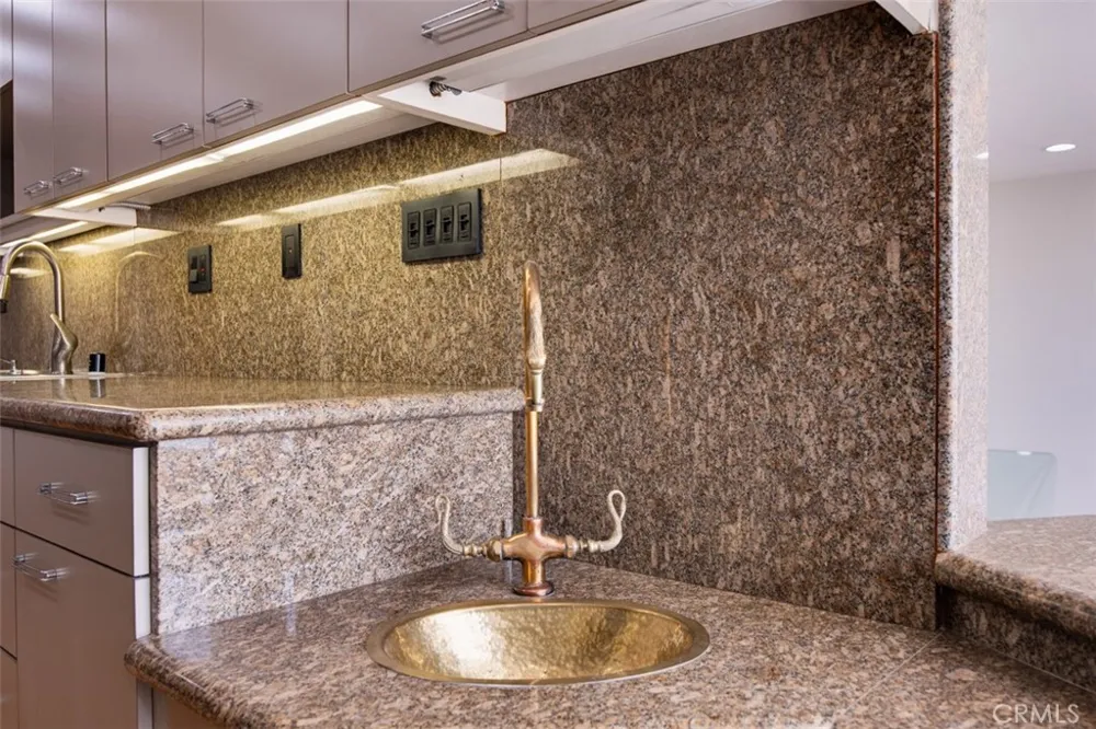 441 Oakhurst #604 Beverly Hills, CA 90210