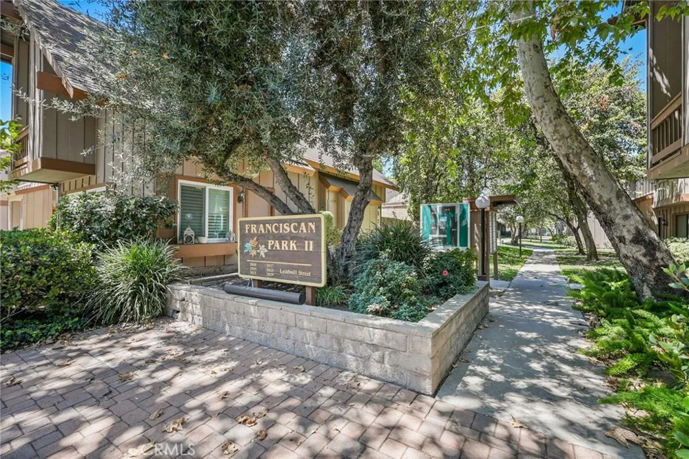 20119 Leadwell Street #3 Winnetka, CA 91306